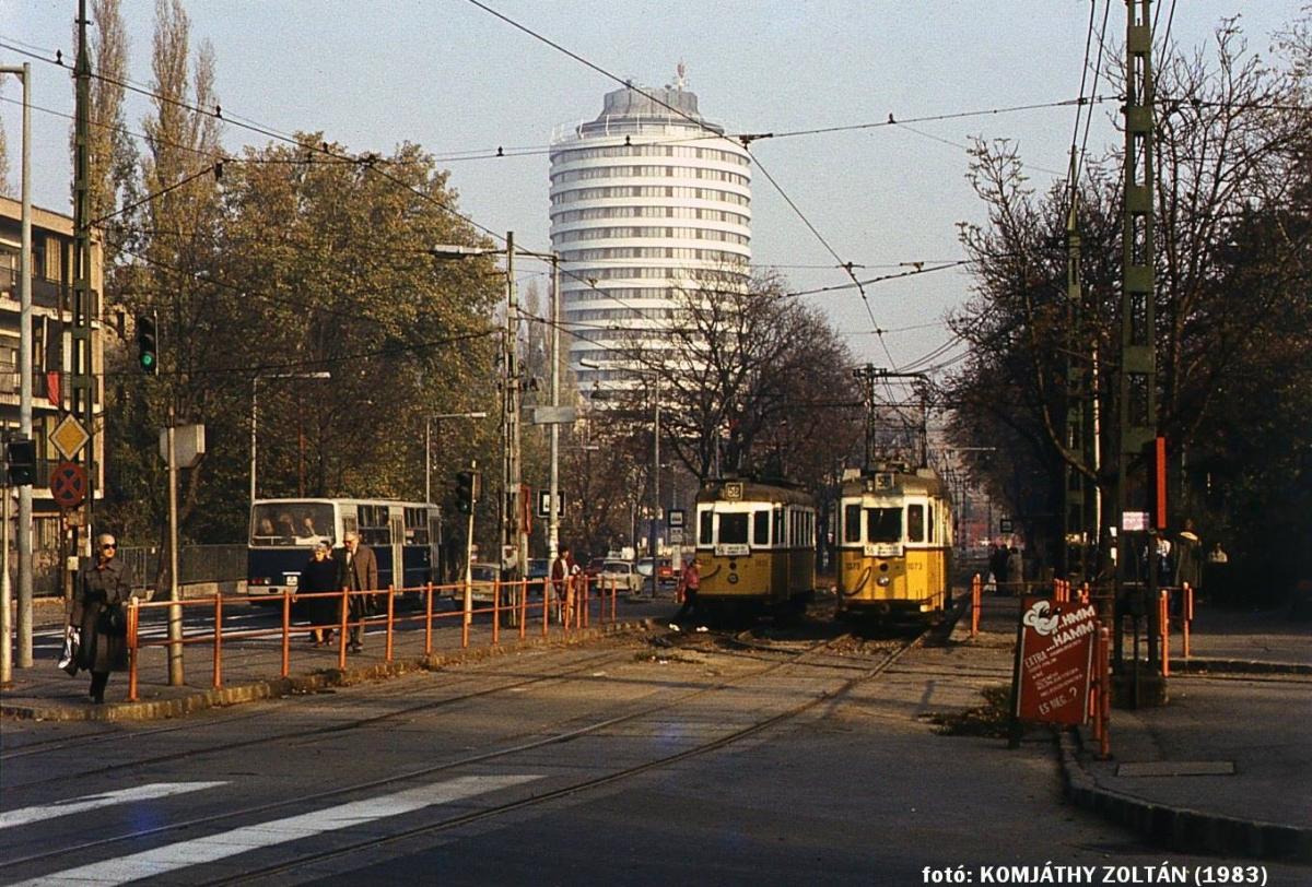 56-os - Szent János kórház (balra)